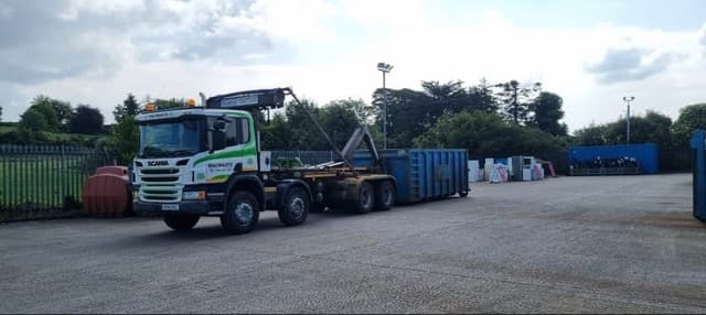 Roll-on roll-off skip